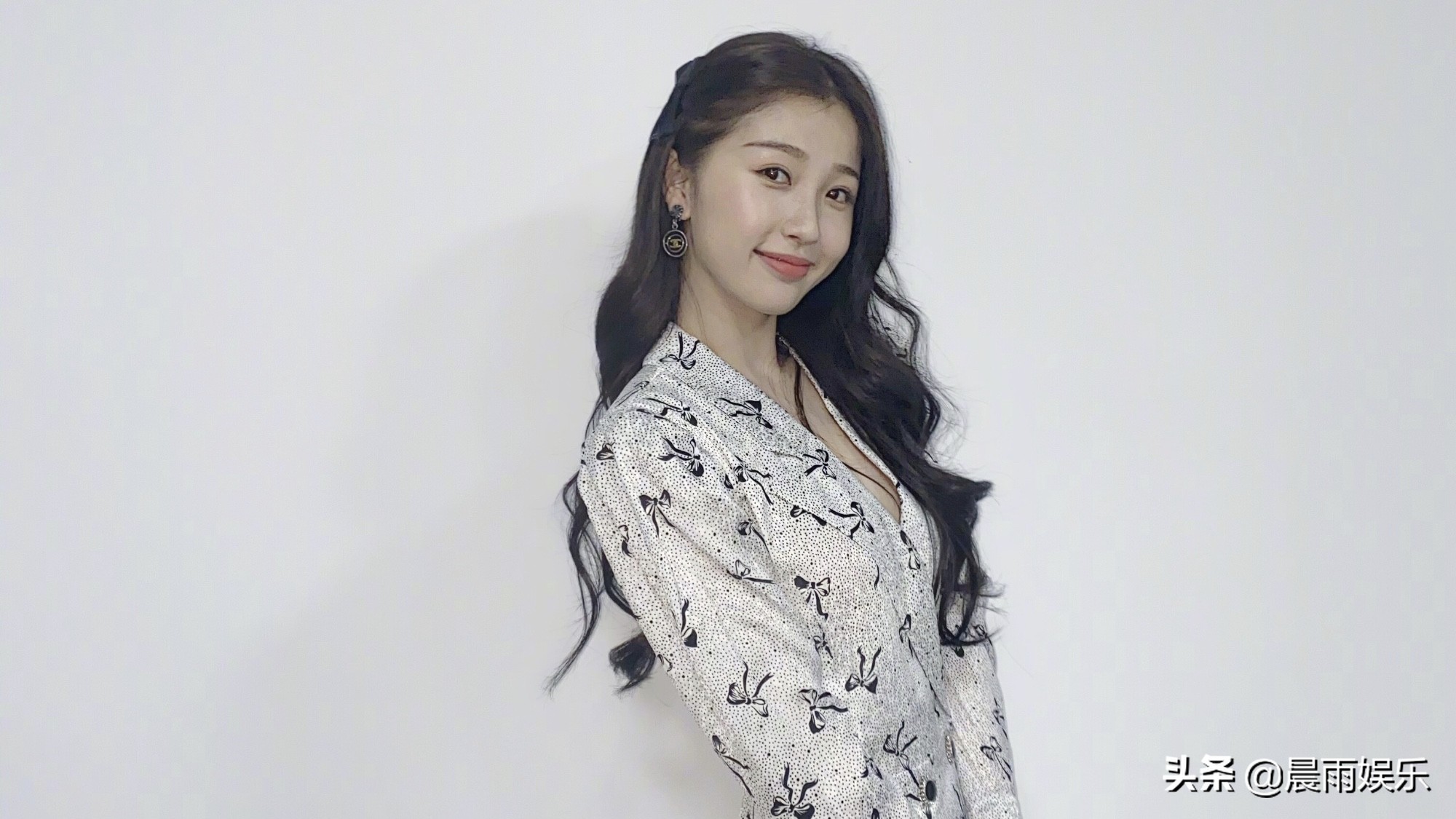 售卖虞书欣朋友圈内容，入侵河正宇手机，疯狂粉丝毁了多少艺人