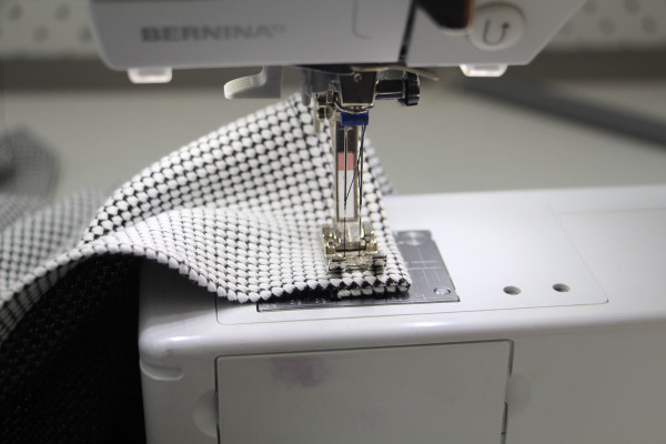 不规则下摆怎么卷边,不占位置的半身裙折法