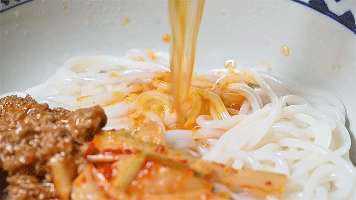 蒙自源过桥米线腊肉笋干饭,逛商场吃吃吃