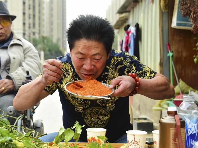 中国辣王李永志吃碎辣椒配白酒,中国辣王李永志讲哪里最能吃辣椒