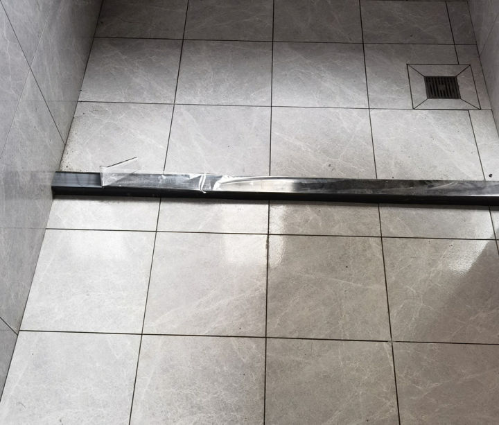 地漏和下水管之间没有接触,地漏和下水管之间有断层