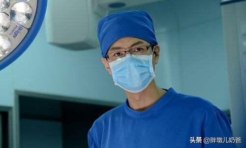 准妈妈临产了丈夫扶着,孕妇难产男医生伸手把孩子掏出来