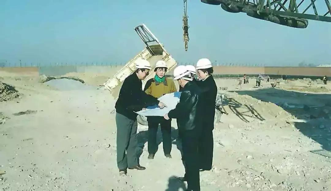 他曾卖汽水，搞快餐，今坐拥数十亿资产，引来20万同行参观