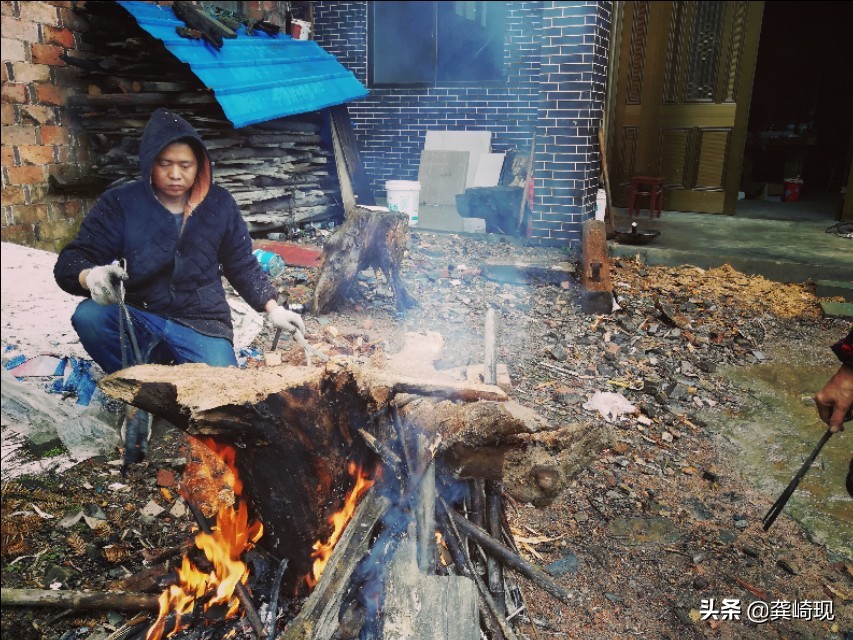 用根雕茶桌喝茶,根雕小茶桌泡茶