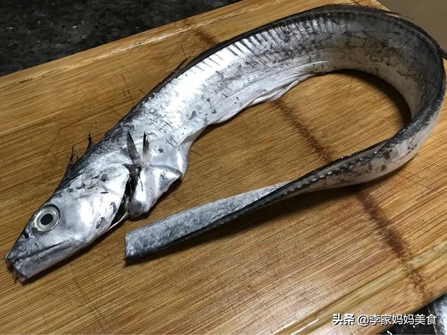 炸带鱼用不用全部把鱼鳞刮掉,干炸带鱼年夜饭必备你们学会了吗