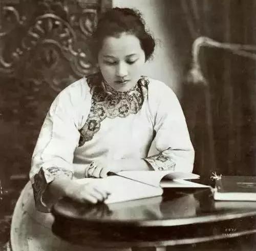 毛主席逝世追悼会上,举国致哀站立吊唁,为何有一人会坐着参加?