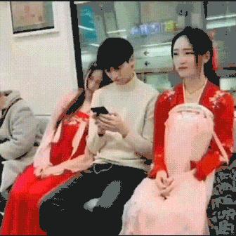 “兄弟睡觉压得胳膊都变色了，要不要叫醒他？”醒来一定很酸爽