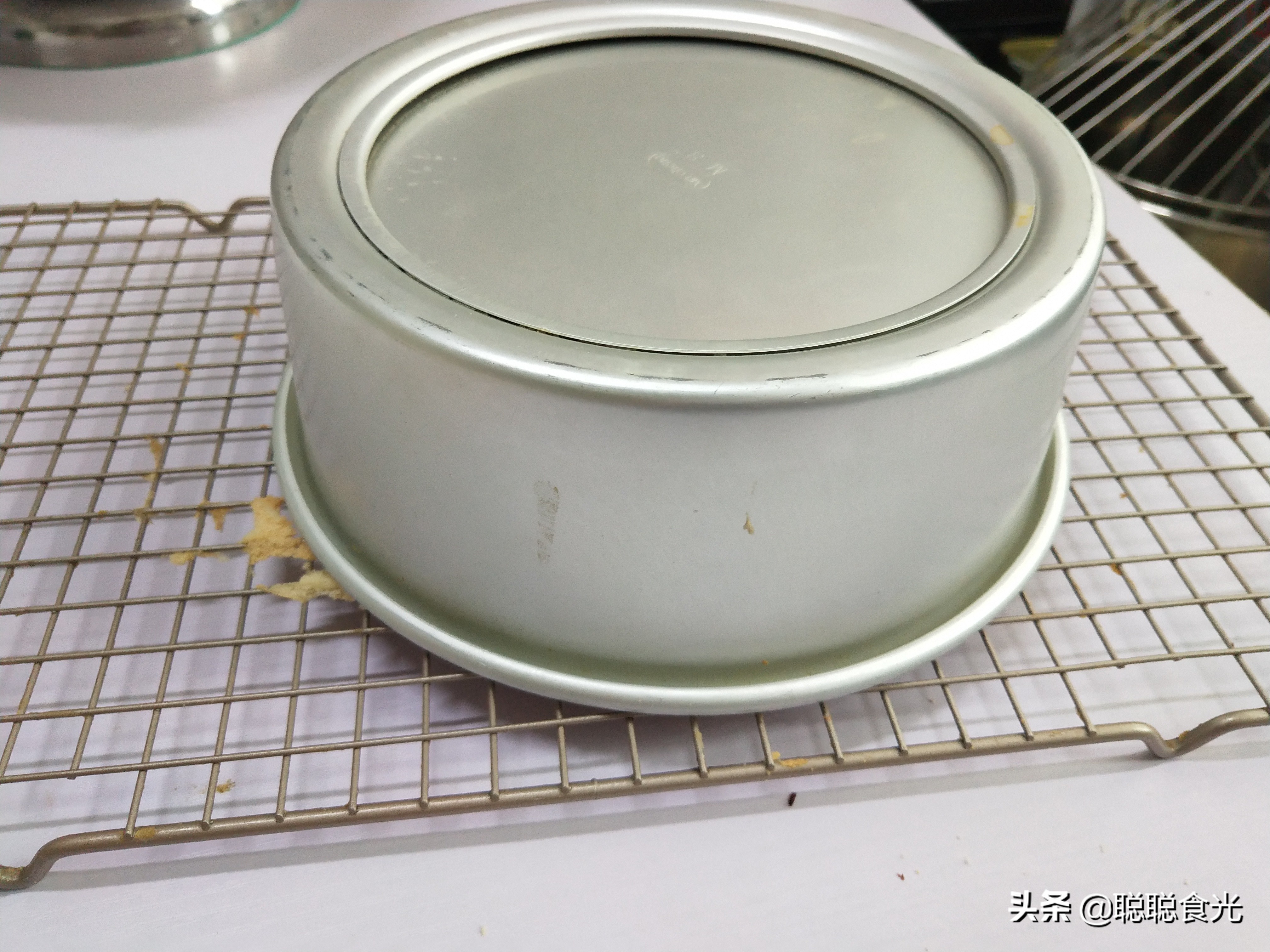 用烤箱做蛋糕怎么才不开裂,蛋糕在烤箱里烤蓬松起来又塌了