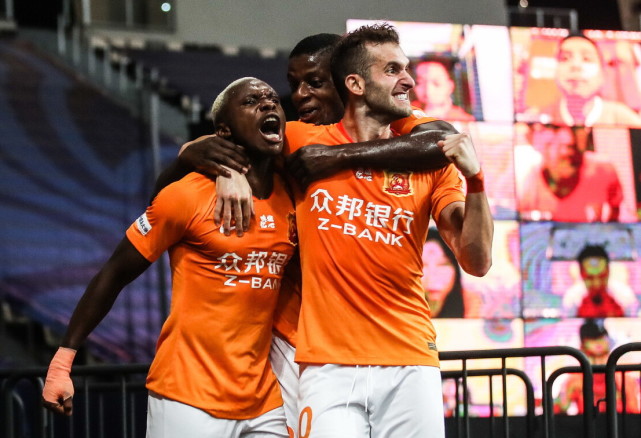 主裁判疑似点球不判，前国脚两次间接失误，北京国安3分变1分