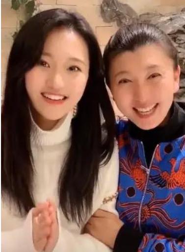 歌手闫学晶照片,45岁闫学晶拍戏现场