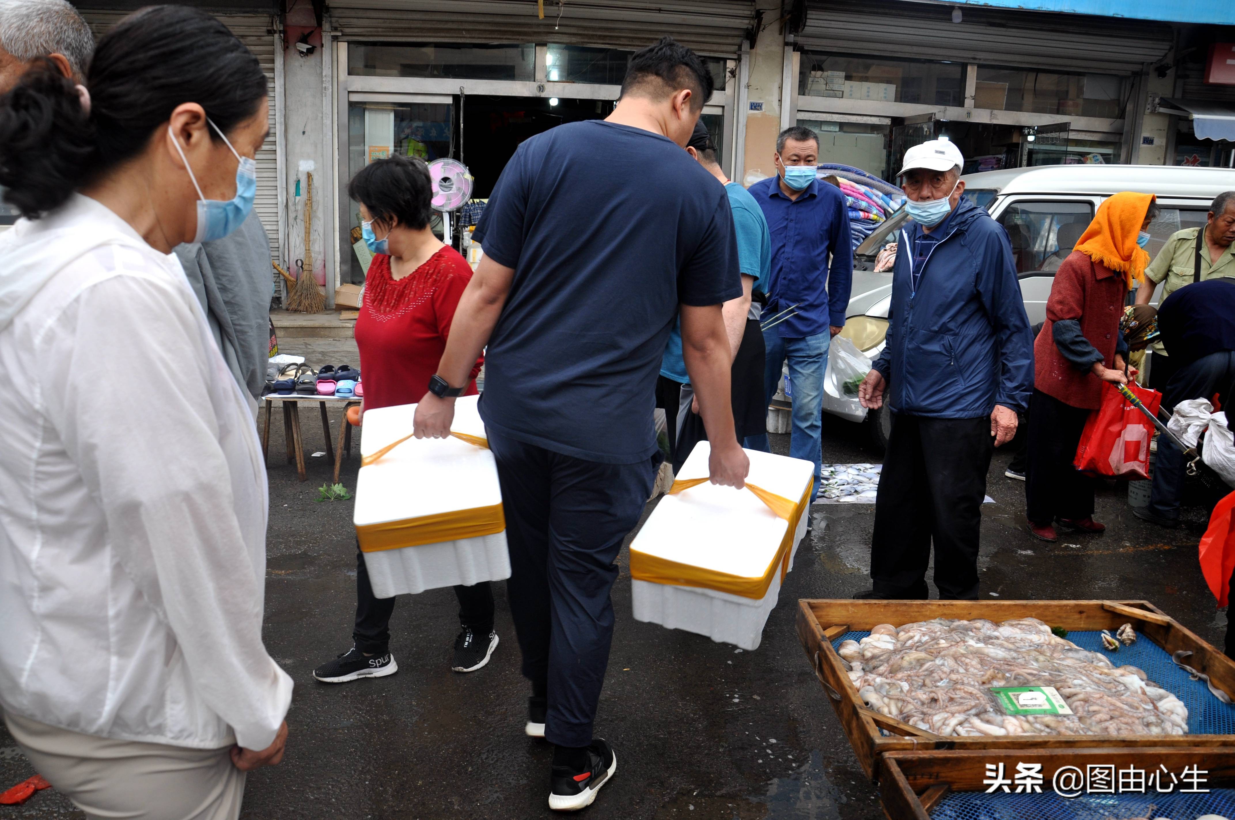 节后生意开忙，青岛批发大虾老板凌晨3点起床，十年买了三套房
