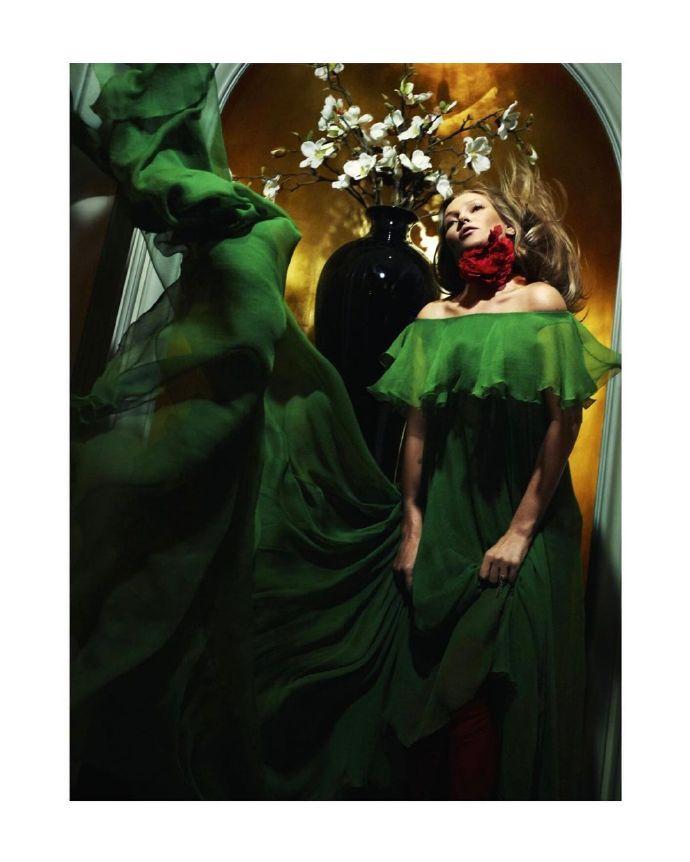 华伦天奴大秀红毯,华伦天奴粉红色红毯