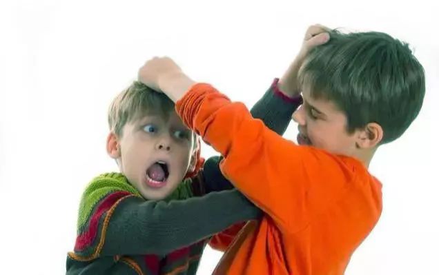 孩子在学校被同学抓伤脸留下的疤,孩子在学校脸被同学抓伤怎么处理