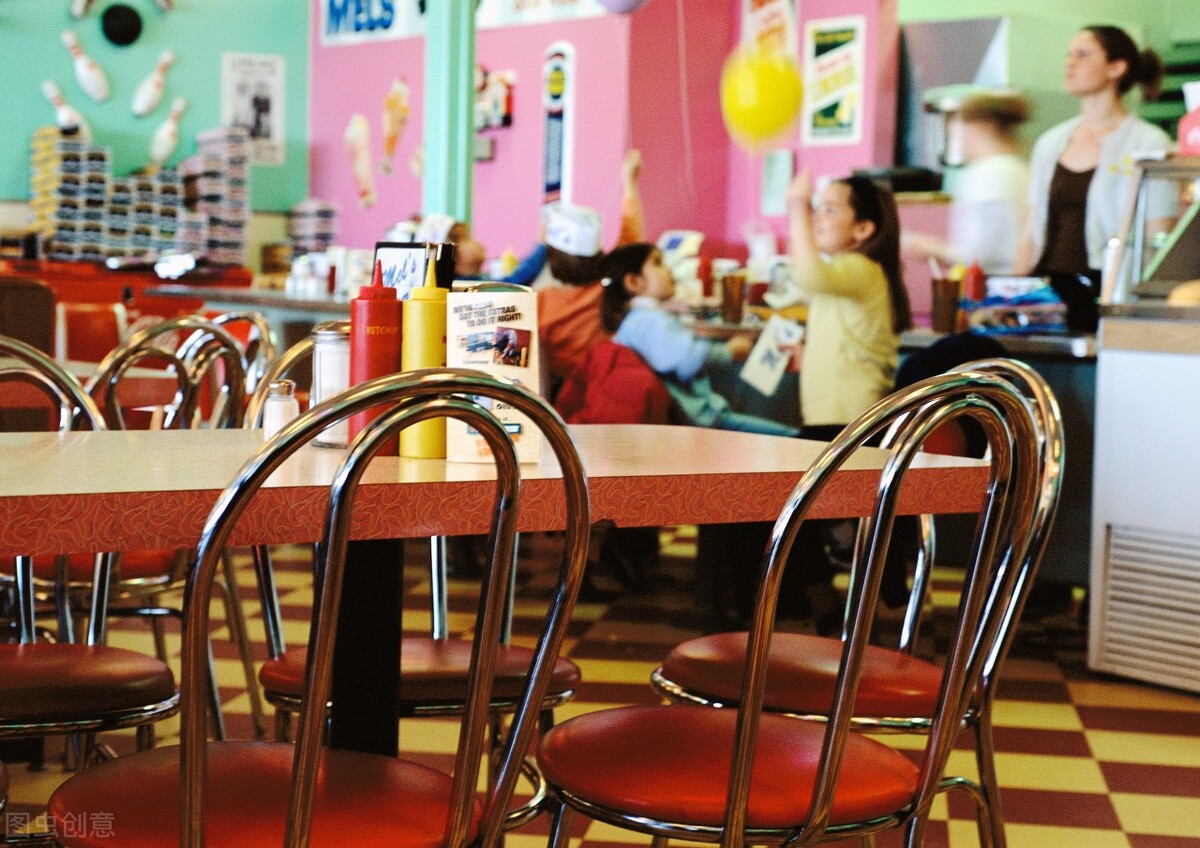 开餐馆经营模式年入千万,湖北小伙开餐饮店亏钱