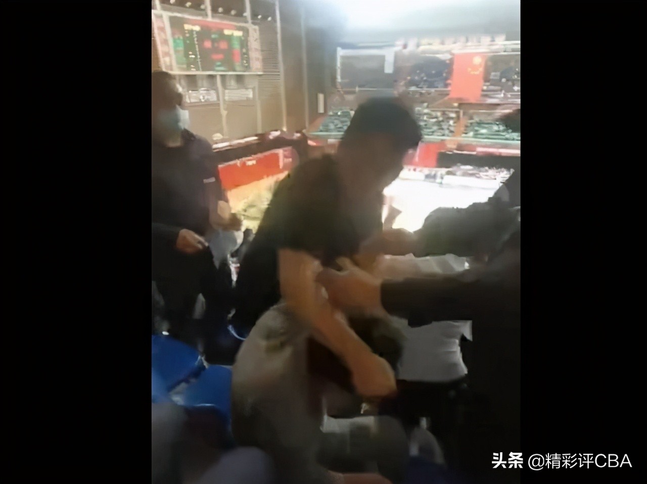 辽宁球迷暴揍浙江球迷,辽宁球迷打浙江球迷3秒8拳原视频