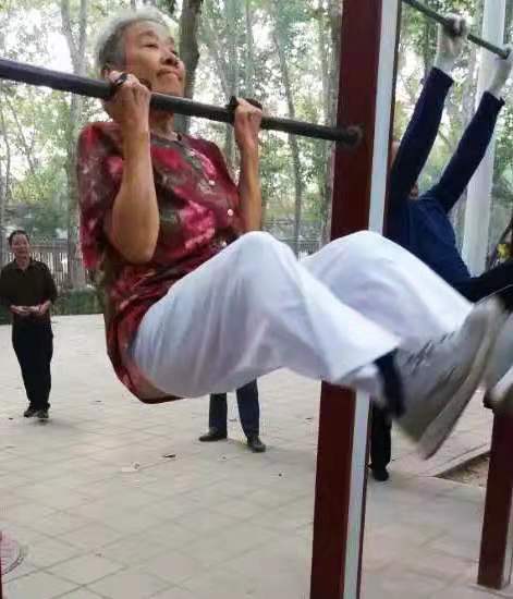 数九寒天,八十岁老夫妇每天凉水洗头擦身,我听后心里发抖