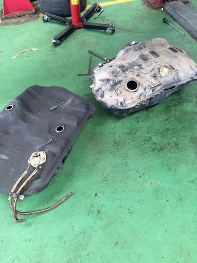 停车时闻到油箱盖处有汽油味,开车时开窗户有汽油味