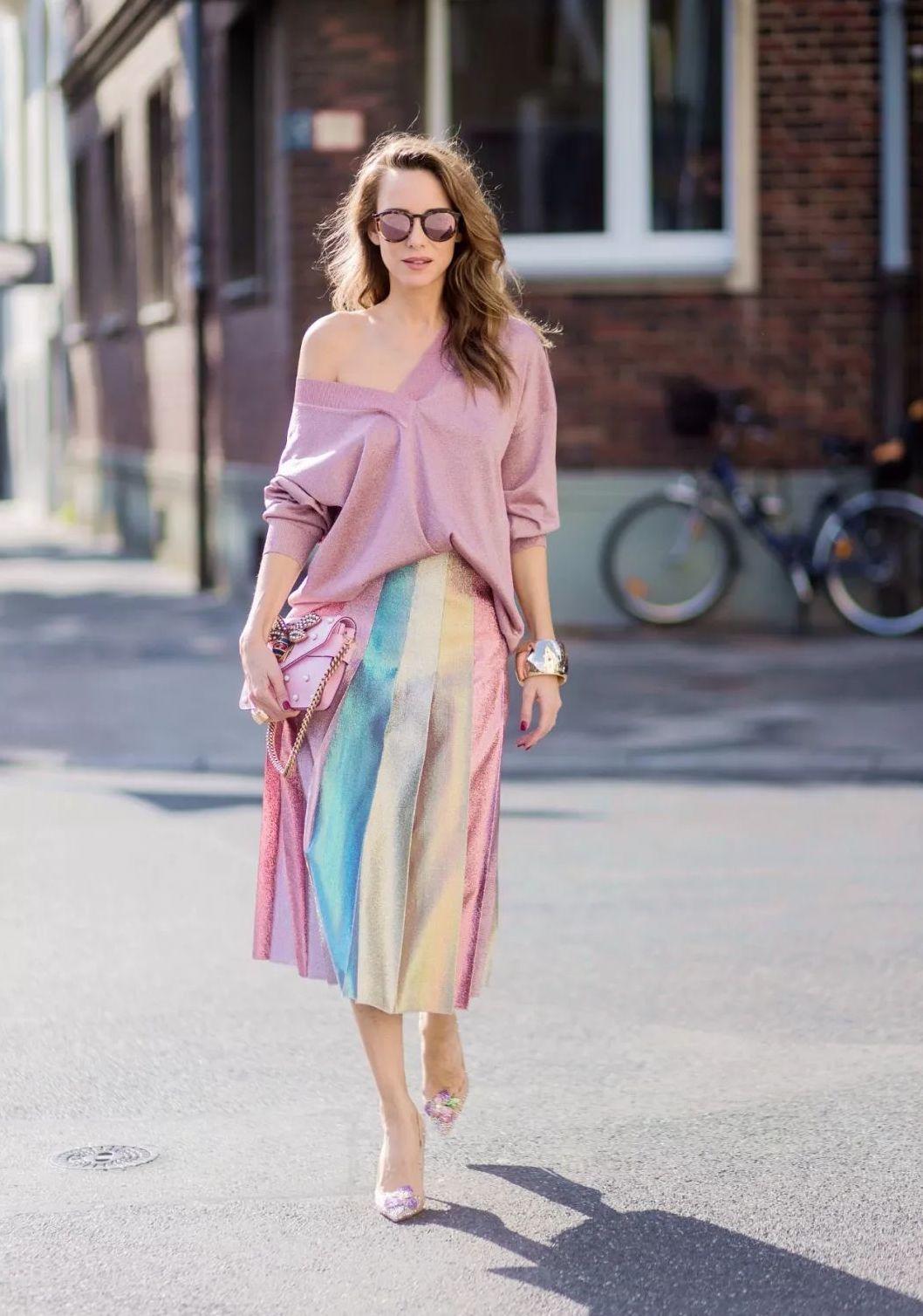 百褶裙的万能搭配随意就很好,夏天长款百褶裙的10种搭配方法