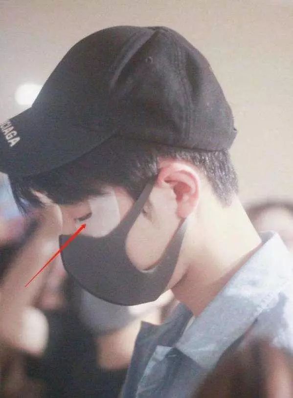 肖战敷面膜现身,肖战眼膜