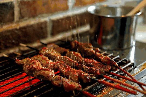 烧烤师傅教你零基础烤羊肉串,买直接串好的羊肉串怎么烤