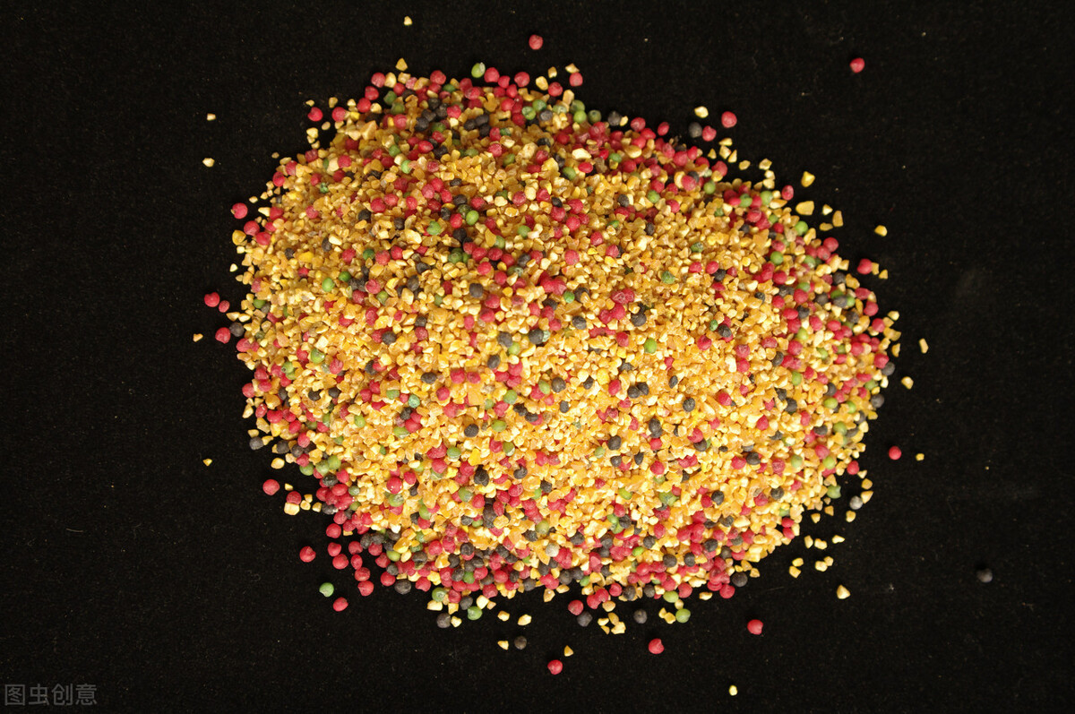 冬天用红虫酒米还是麝香酒米打窝,钓鱼怎么诱鱼打窝技巧图片