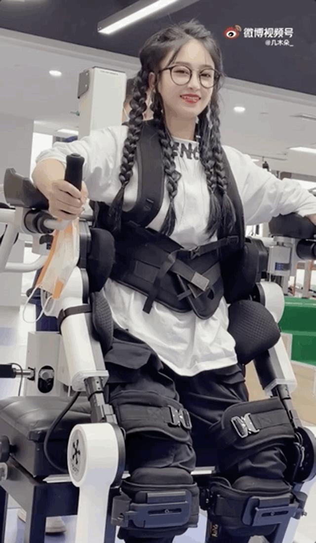 瘫痪小姐姐借助外骨骼自主行走,瘫痪小姐姐靠自己站起来