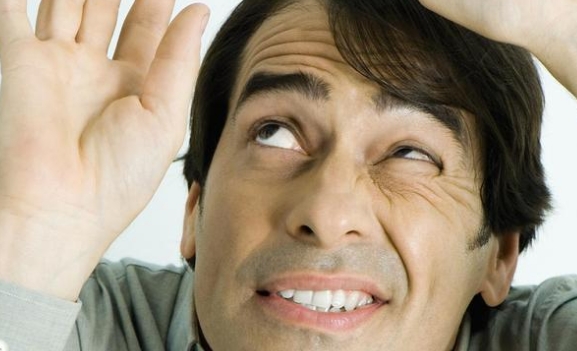 眼睛疼前面有黑点出现,眼睛前面总有黑点在飘是什么原因