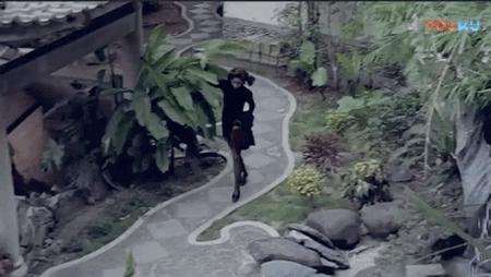 那个卖口红的YSL，教会女孩不色情的穿黑*袜丝**