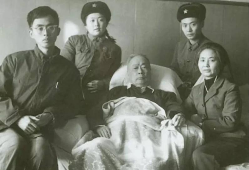 儒将陈毅:军大衣里藏情书,用诗词与家人交流,与儿子对弈常悔棋