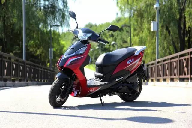 三阳出新款,三阳最新款350踏板双缸