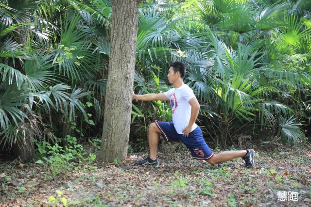 小臂拉伸细节,跳绳热身拉伸动作细节