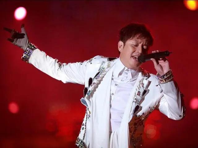 当你们还在关心谭咏麟“睡粉”，我却完全被71岁的他的状态吸引