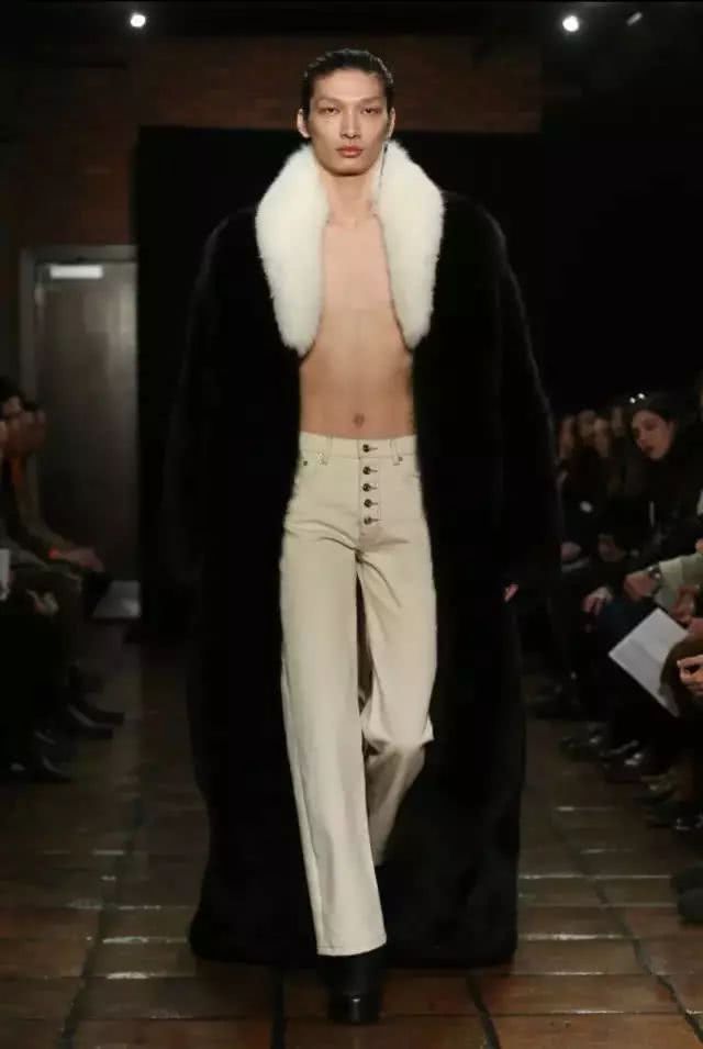 和胡兵一起走秀的中国男模,中国的男模胡兵和刘雯走秀