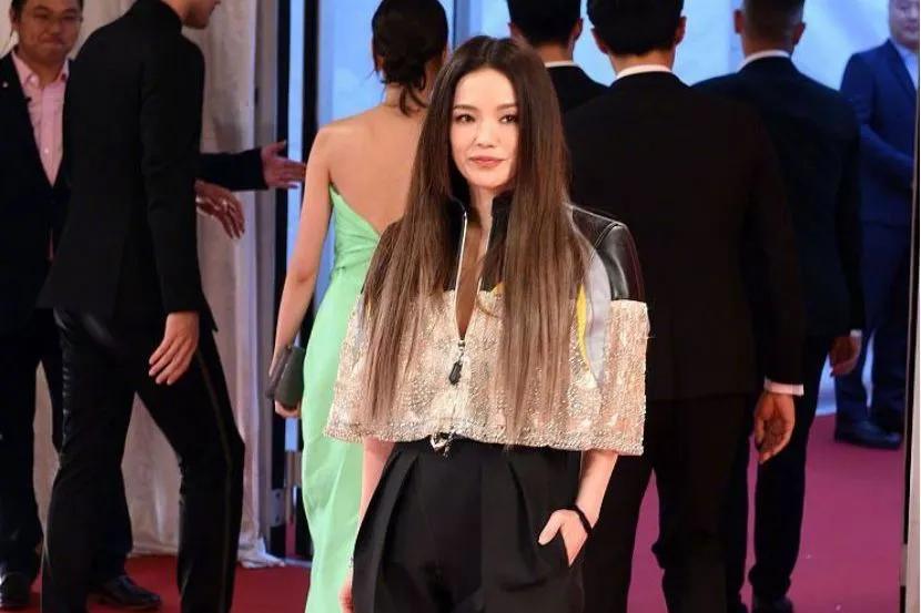 舒淇晒两人合照为丈夫庆生,舒淇与老公十指紧扣甜蜜恩爱