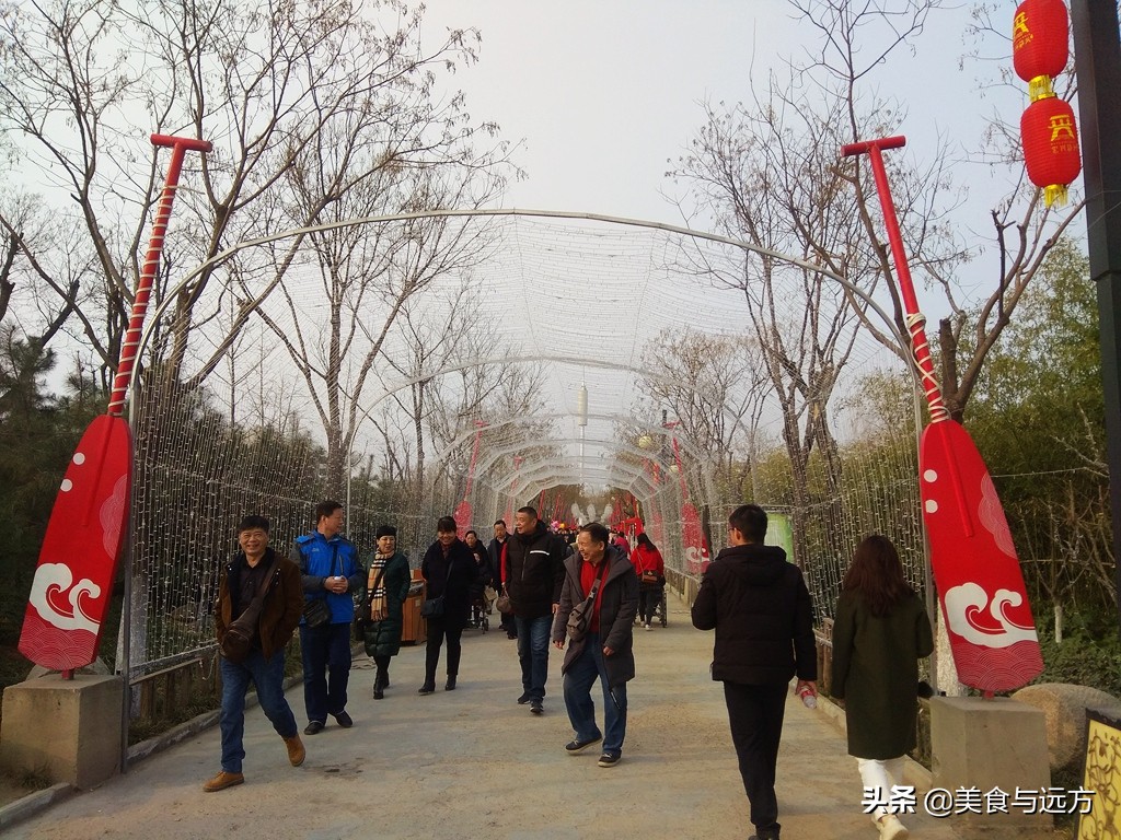 渭河岸边的民俗村，拆拆建建4年了，至今依然人气挺高