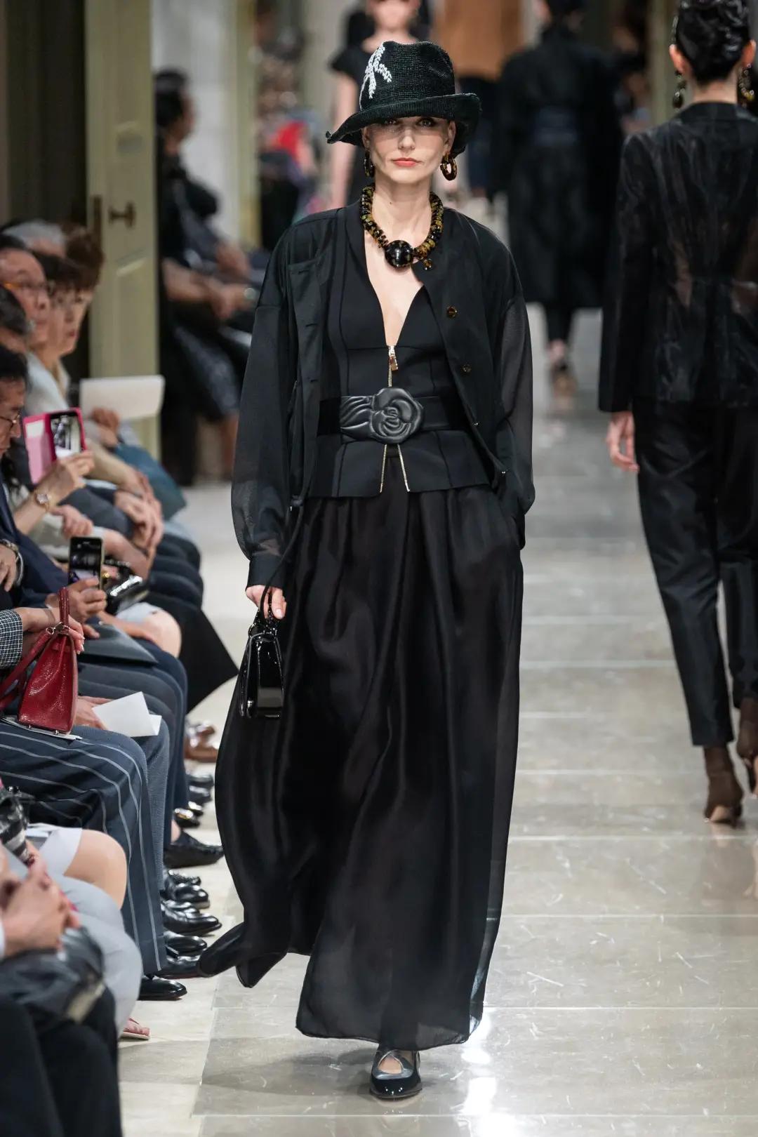 女明星红毯造型少不了它？网友：论优雅，还得是Armani的设计