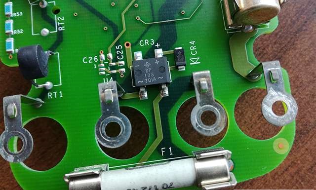 为何美国FLUKE15B比国产万用表耐用？拆机一看，你就明白了