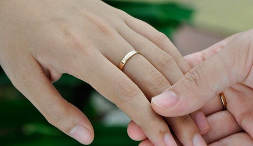 戒指应该戴在哪根手指上比较好,如何挑选合适的戒指款式