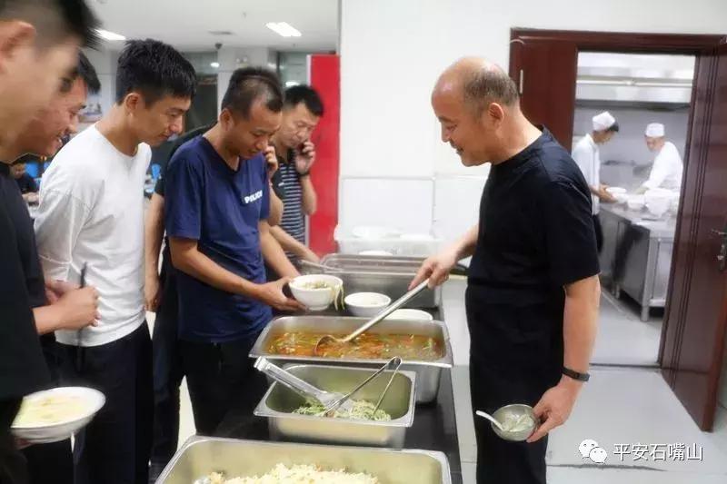 流口水了没?警察的“深夜食堂”,不只是……