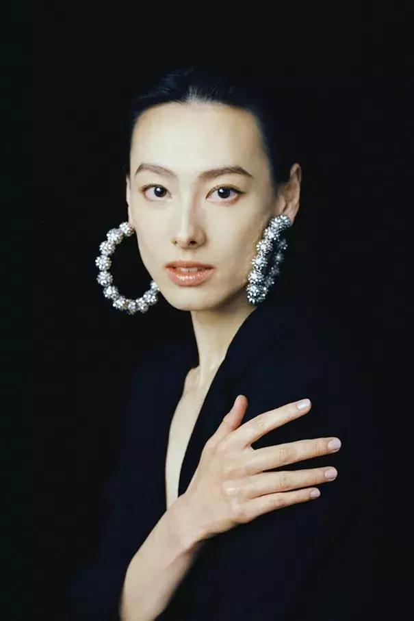 中庭又长又宽显老,中庭长怎么避免显老