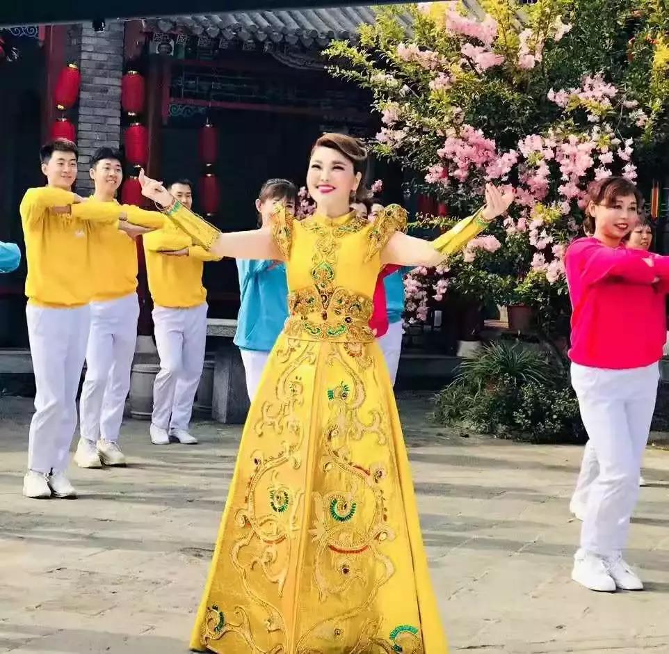 站在草原望北京广场舞开门红,站在草原望北京新年晚会