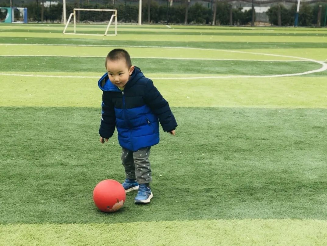 院子里踢足球,胡同踢毽