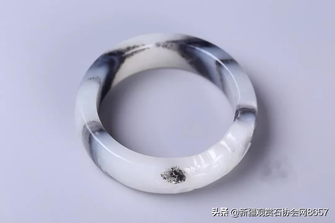 青花墨玉的意境美,青花玉有荧光点