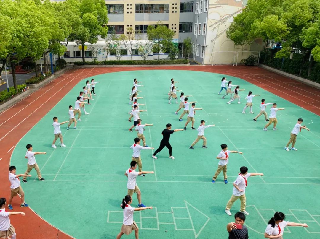 “嘿，我们开学啦！”今日返校师生自拍留念这一刻