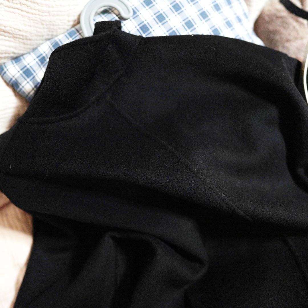 杏色大衣内搭什么颜色毛衣好看,深蓝色大衣内搭什么颜色的毛衣