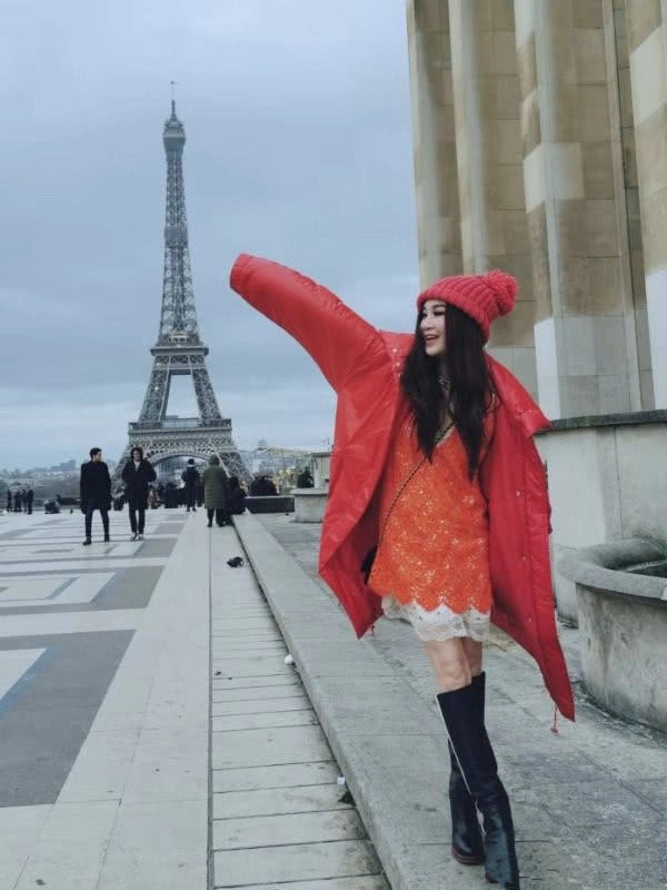 温碧霞晒度假照戴遮阳帽穿露背裙,温碧霞穿粉色裙子图片