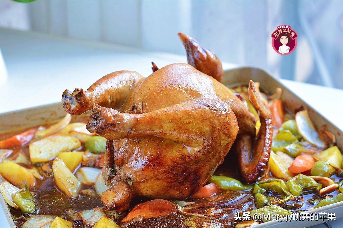烤全鸡酥嫩鲜香,炭火烤全鸡怎么烤出外酥里嫩