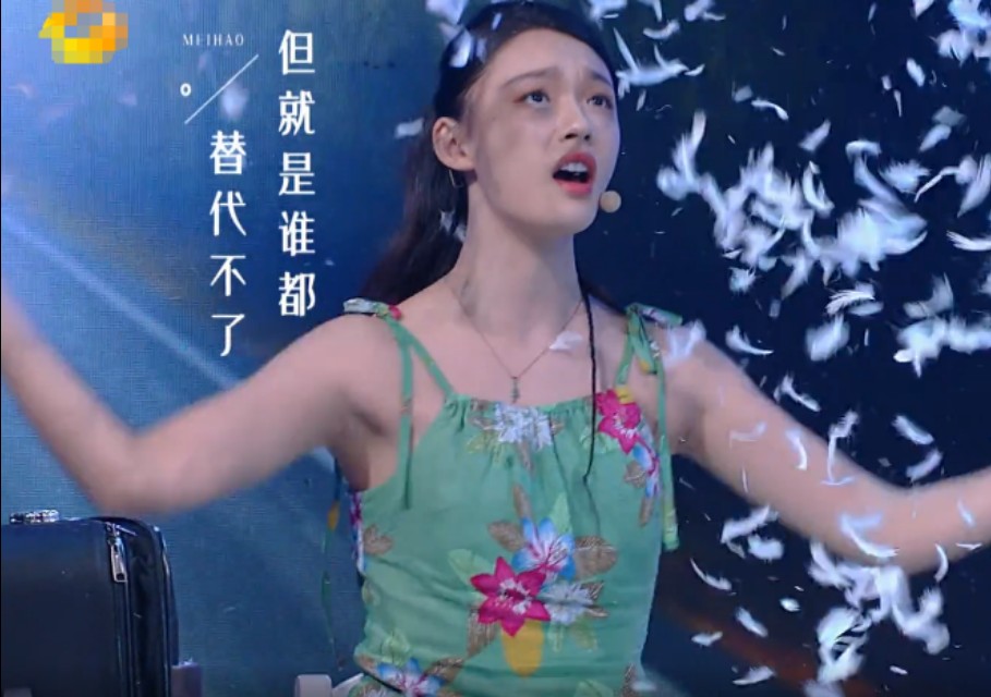 女星穿裙子弯腰怎么办?林允反应堪比“教科书”,教养装不出来