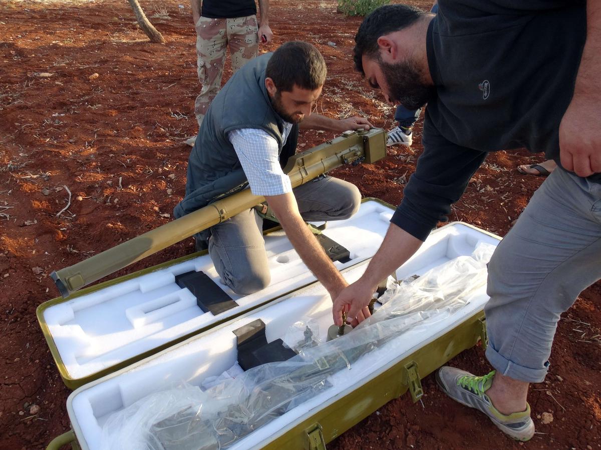 极端武装击落叙利亚直升机视频,叙利亚美军直升机被击落视频