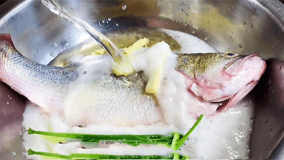 清蒸鲈鱼怎么做好吃又不腥气窍门,原来清蒸鲈鱼其中还有这么多秘诀